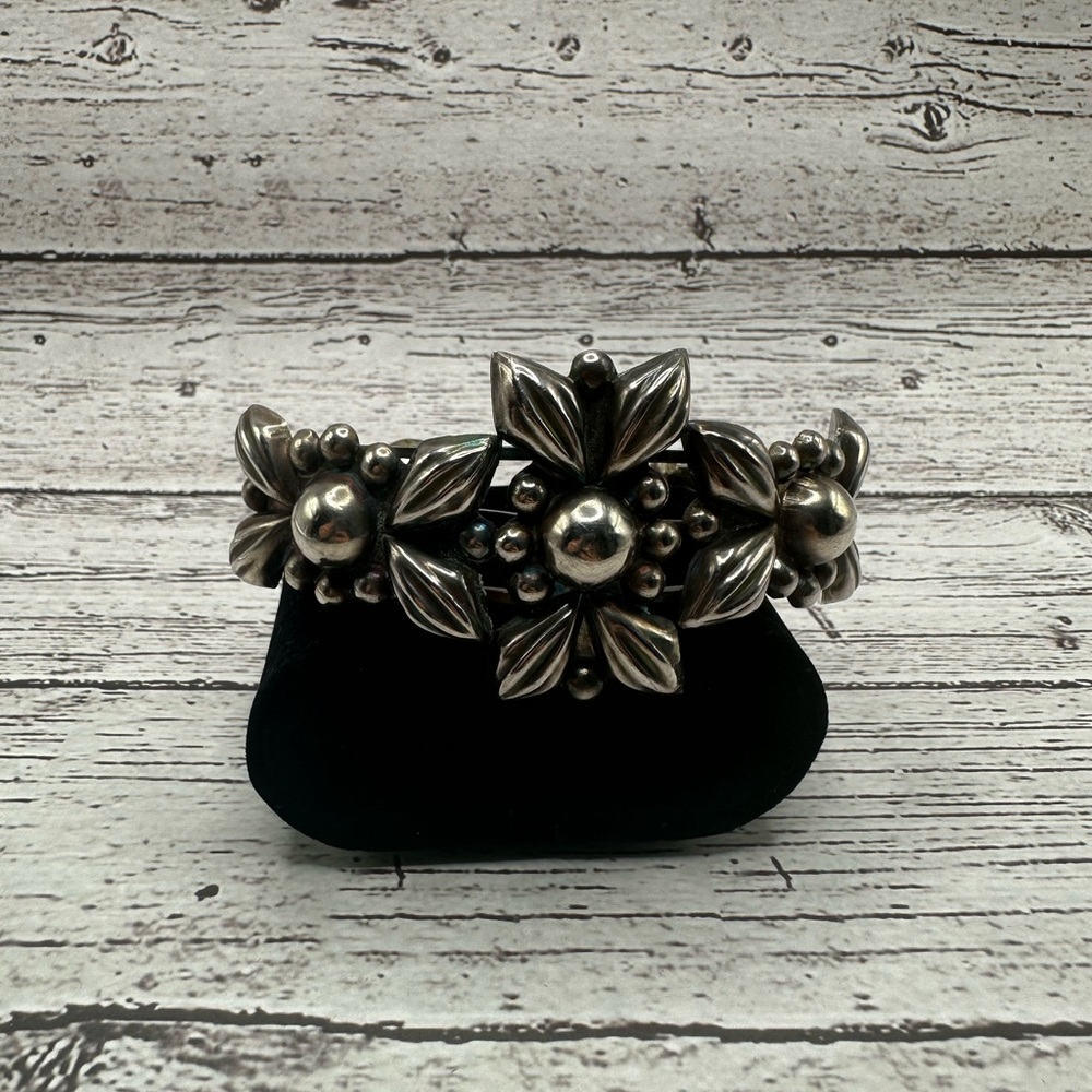 Elegant Vintage Silver Floral Bracelet